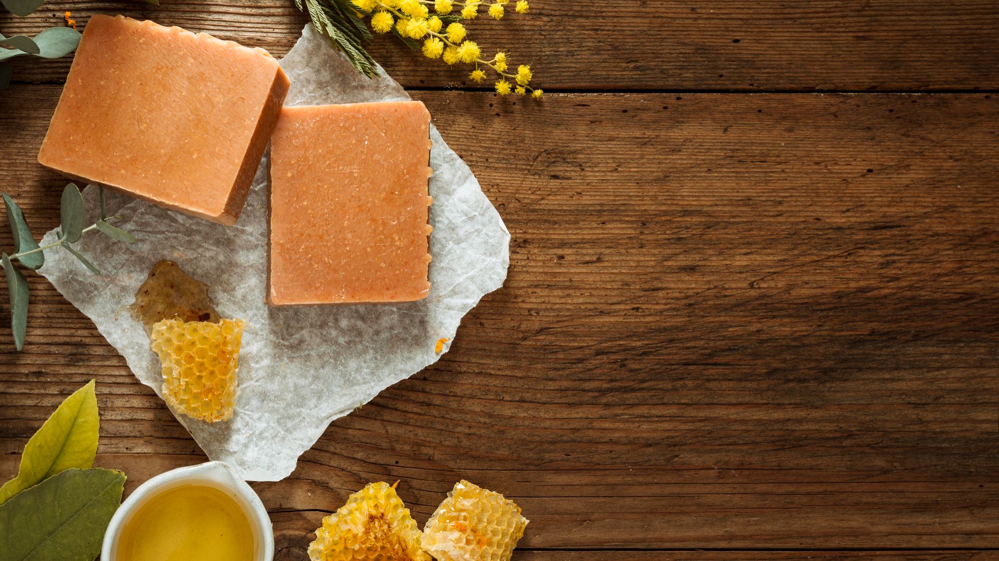 flat-lay-honey-comb-plants_compressed